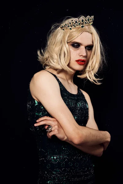 Man i kvinnors klänning peruk makeup poserar bisexuell — Stockfoto