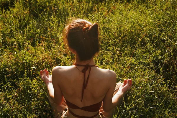 Femme dans le champ assis sur l'herbe méditation repos — Photo