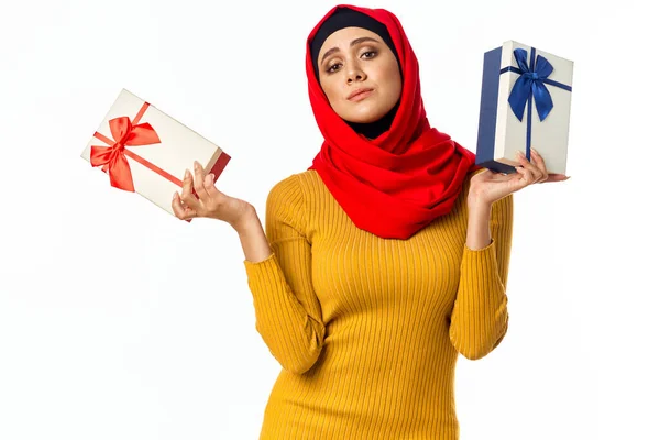 Vrolijk moslim vrouw winkelen vakantie geschenken licht achtergrond — Stockfoto