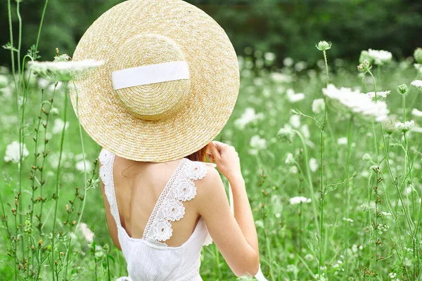 Woman in hat nature flowers walk leisure lifestyle — Stock Photo, Image