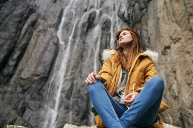 Sırt çantalı kadın yürüyüşçü dağlarda yolculuk özgürlüğü.