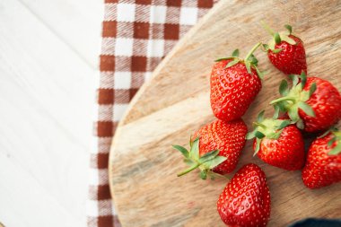 Tahta üzerinde taze çilekler meyve vitaminleri yaz mevsimi