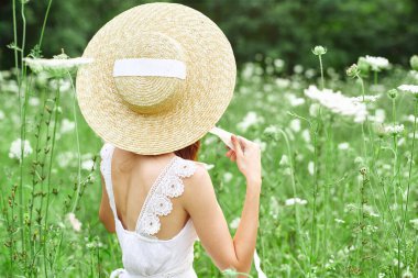 Şapkalı kadın çiçekler, boş bir yaşam tarzı.