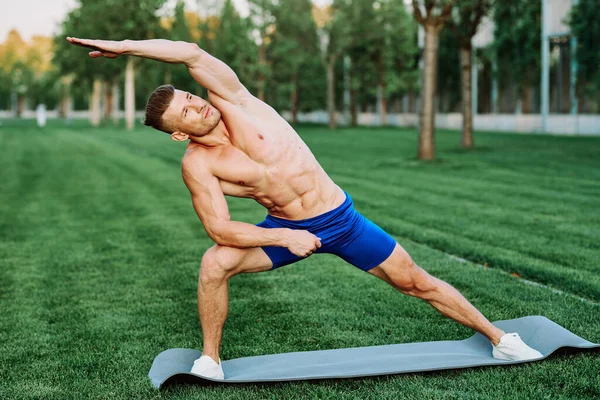 Mannelijke atleet spier oefening training in het park — Stockfoto