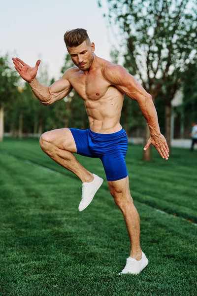 Adam parkta spor yapıyor. Açık havada kardiyo antrenmanı yapıyor.