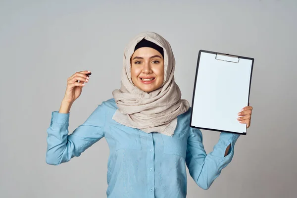 戴头巾的穆斯林妇女从事办公室工作 — 图库照片