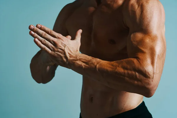Man med utbuktande topless muskelträning poserar bodybuilder — Stockfoto