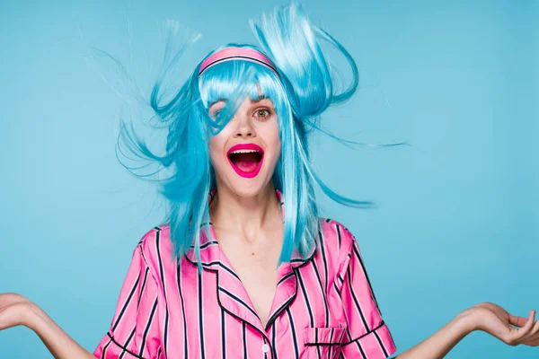 Piękna kobieta niebieski peruka glamour jasny makijaż zabawy — Zdjęcie stockowe