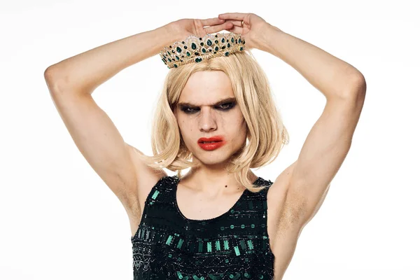 Muž v ženské paruce šaty make-up Koruna na hlavě transgender — Stock fotografie