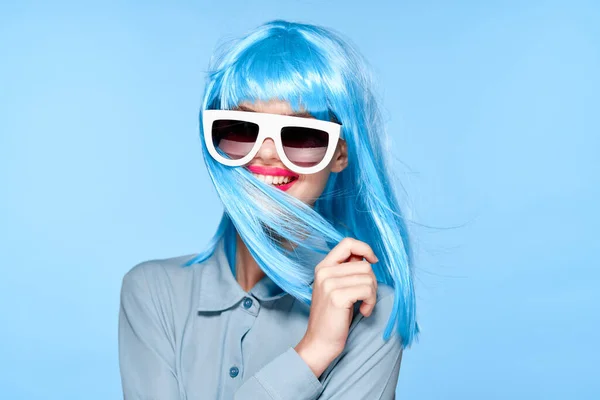 Modne kobieta kulturalne peruka okulary pozowanie model — Zdjęcie stockowe