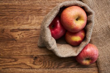 Tahta masadaki elmalar vitaminler taze meyveler organik