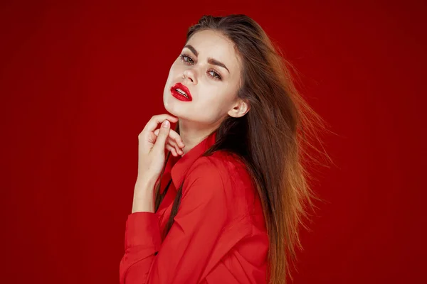 Mulher com cabelo vermelho moda posando camisa vermelha glamour — Fotografia de Stock