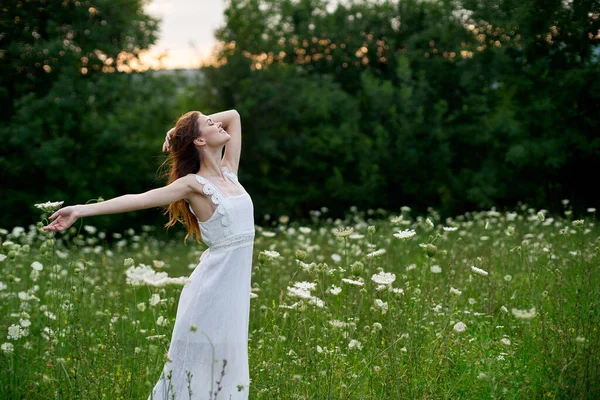 Mulher de vestido branco posando dança natureza verão — Fotografia de Stock