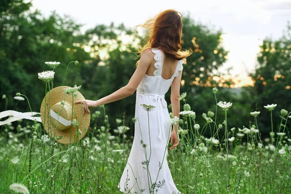 Vrouw in witte jurk bloemen vrijheid lopen frisse lucht — Stockfoto