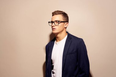 Stüdyo yaşam tarzında belgeleri olan bir yönetici.