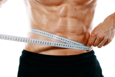 Kaslı vücut ölçülerine bant takmış atletik bir adam.