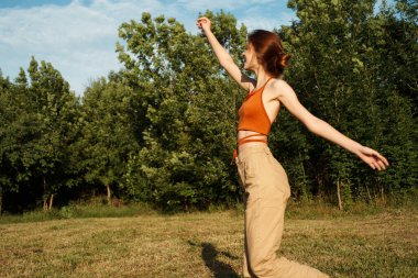 Dışarıda büyük siyah bir köpekle oynayan bir kadın. Eğlenceli bir arkadaşlık.