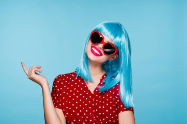 duygusal kadın mavi peruk güneş gözlükleri moda