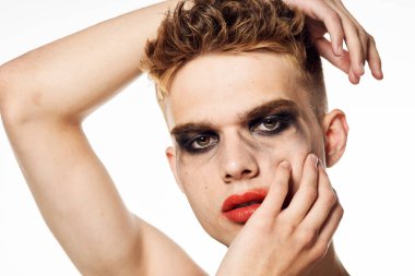 Erkek transseksüel kadın makyaj stüdyosu pozu