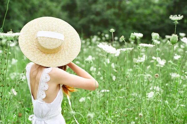 帽子の女性自然花はレジャーライフスタイルを歩く — ストック写真