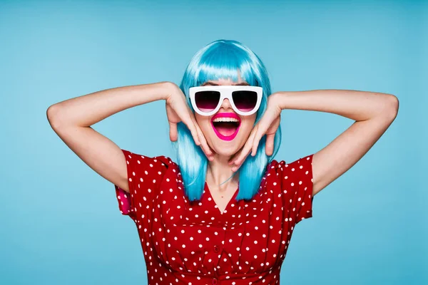 Красивая женщина мода синий парик позируя солнцезащитные очки — стоковое фото