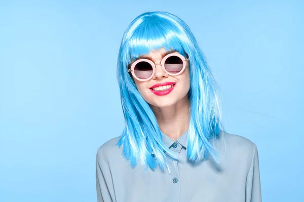 Wesoła kobieta nosi okulary przeciwsłoneczne niebieski peruka glamour model — Zdjęcie stockowe