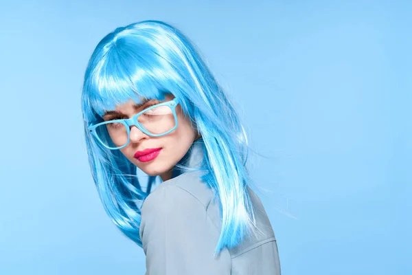 Ładna kobieta fioletowy peruka niebieski włosy model — Zdjęcie stockowe