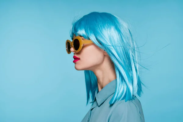 Radosna kobieta fioletowy peruka moda okulary ręka gesty niebieski tło — Zdjęcie stockowe