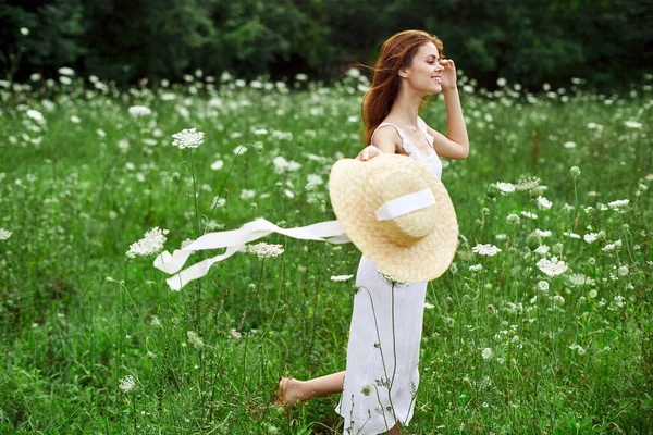 Femeie frumoasă de mers pe jos în câmp flori libertate natură — Fotografie, imagine de stoc