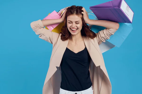 Glad kvinna flerfärgade förpackningar känslor shopping mode blå bakgrund — Stockfoto
