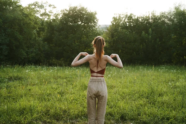 Bella donna natura aria fresca paesaggio campi — Foto Stock