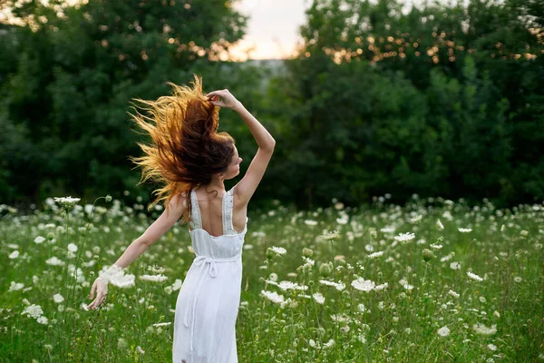 自然の花の自由の夏のフィールドで白いドレスの女性 — ストック写真