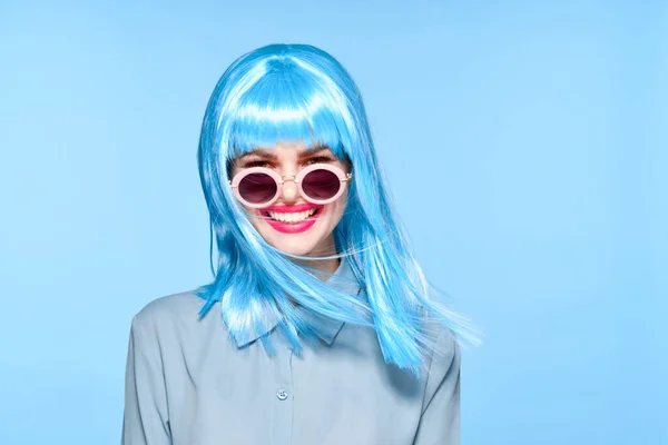Wesoła kobieta nosi okulary przeciwsłoneczne niebieski peruka glamour model — Zdjęcie stockowe