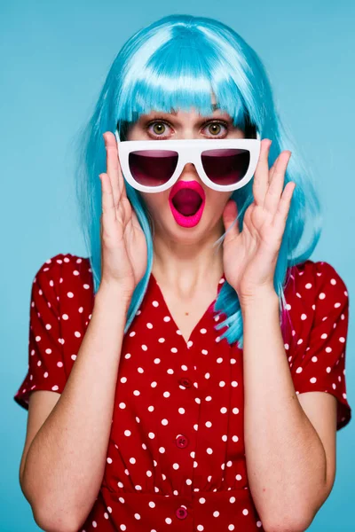 Csinos nő divat kék paróka pózol napszemüveg — Stock Fotó
