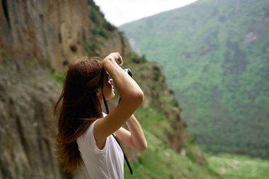 Kadın fotoğrafçı açık hava dağları manzara gezisi profesyonel