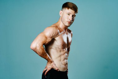 Erkek sporcu fitness kas poz egzersizi