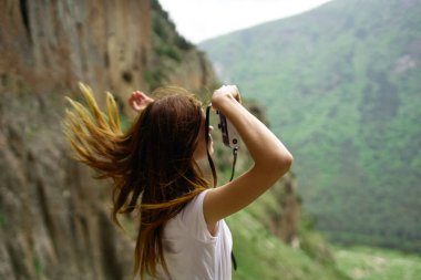 Kadın fotoğrafçı açık hava seyahat yaşam tarzı profesyonel manzara