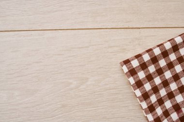 Ahşap desenli ekose masa örtüsü mutfak tekstil tasarımı