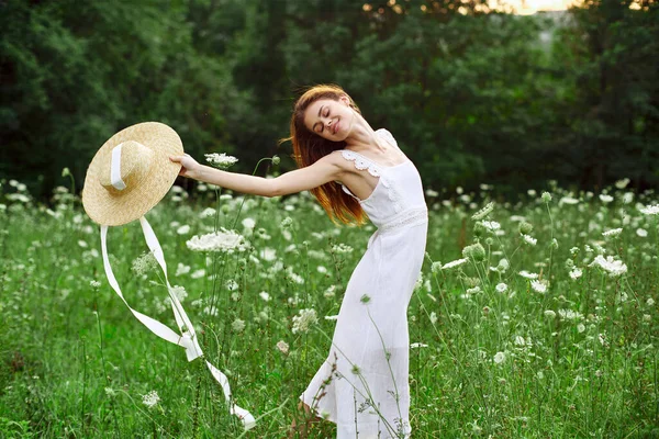 Femme gaie dans un champ en plein air fleurs air frais liberté — Photo