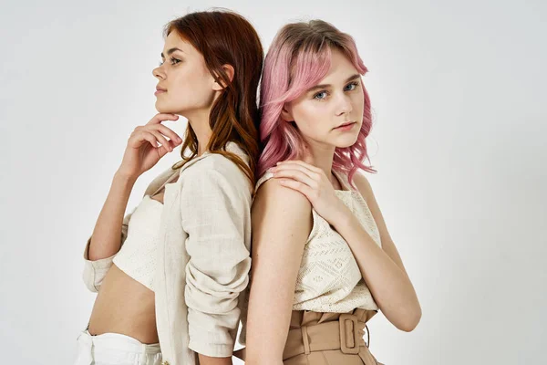 Две девушки стоят бок о бок моды одежда гламур позируя — стоковое фото