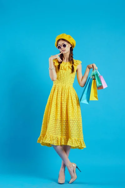 Veselá žena ve žlutém klobouku Shopaholic módní styl studio model — Stock fotografie