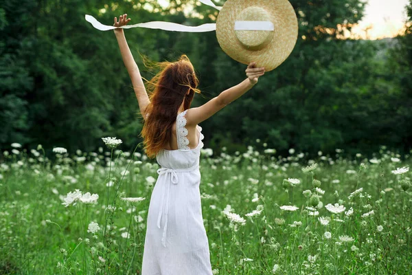Mujer bonita en un campo en la naturaleza vestido blanco aire fresco — Foto de Stock