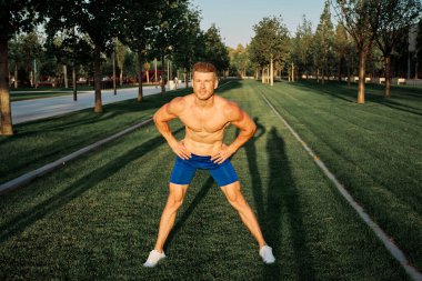 Sportif adam antrenmanı Park Crossfit egzersiz yazı