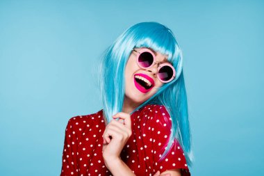 Gülümseyen kadın siyah peruk makyaj gözlüğü takıyor.