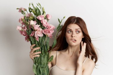 çekici kadın pembe çiçek buketi moda stüdyo modeli