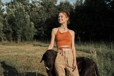 Neşeli Kadın ve Doğa Oyunlarında Bir Köpek Arkadaşlık