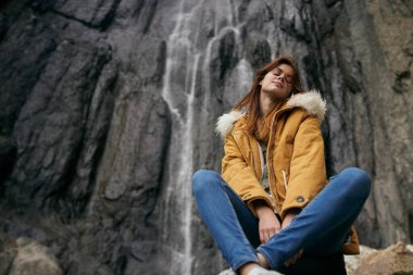 Sırt çantalı kadın yürüyüşçü dağlarda yolculuk özgürlüğü.