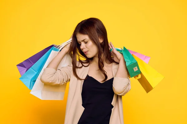 明るい女性マルチカラーパック感情ショッピングファッション黄色の背景 — ストック写真
