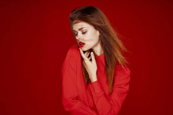 Mulher em camisa vermelha posando moda lábios vermelhos diversão — Fotografia de Stock