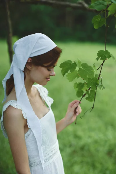 Kvinna i vit klänning i byn utomhus Grönt gräs Jordbrukare — Stockfoto